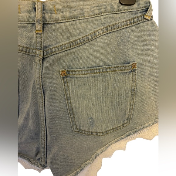 Free People Cut Off Denim‎ Booty Shorts with Frills Size 26 Waist (US 2) - Picture 3 of 9